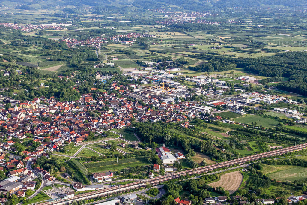 Luftbild: Ortsansicht von Westen in Renchen im Bundesland Baden-Württemberg in Deutschland. Foto: IMG_18860.jpg vom 03.06.2009 durch Werner Riehm/FLY-FOTO.de