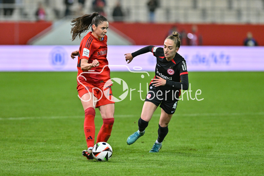 FC Bayern München Frauen - SG Eintracht Frankfurt Frauen | im Duell Sarah ZADRAZIL (FCB #25) und Sophia KLEINHERNE (Eintracht Frankfurt Frauen 4 / Zweikampf / Google Pixel Frauen Bundesliga: FC Bayern Muenchen - Eintracht Frankfurt, FC Bayern Campus am 04.11.2024