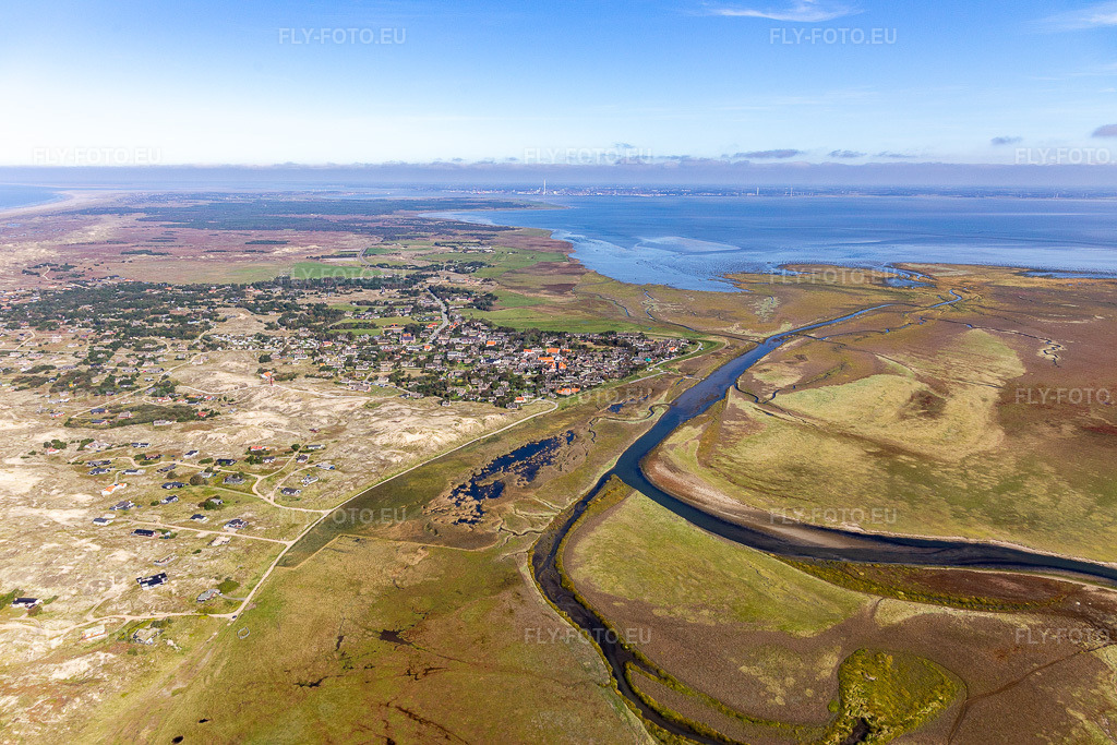 Vue aérienne: Vue de la ville à Fanø dans le département Syddanmark, Danemark. Photo: IMG_118684.jpg prise le 21/09/2019 par Werner Riehm/FLY-FOTO.eu – Résolution de l'original: 5472 x 3648 px