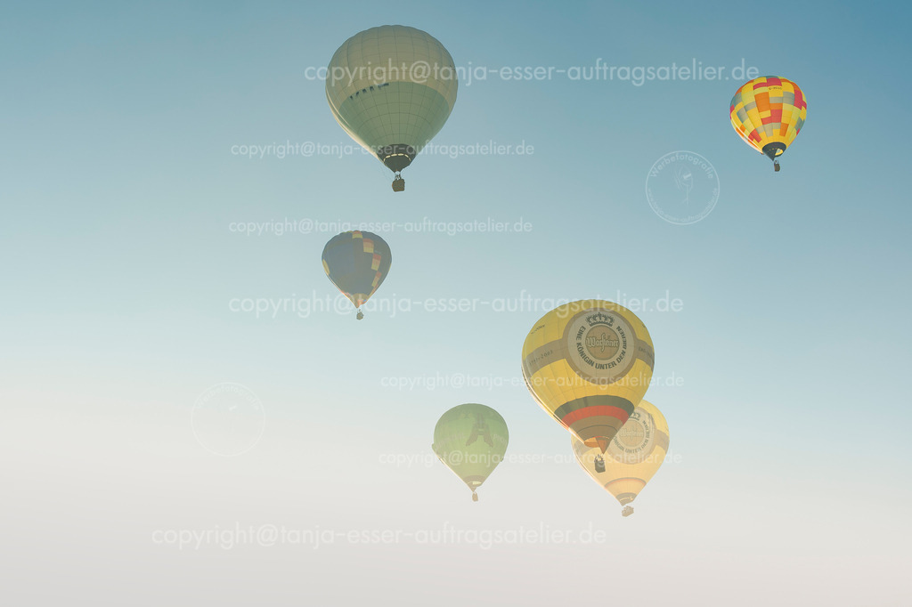 Morgentlicher Nebel mit Heißluftballons der WIM Teilnehmer | Start der Heißluftballone in Oeventrop/Arnsberg im Morgennebel. Die Warsteiner Internationale Montgolfiade ist der Veranstalter.