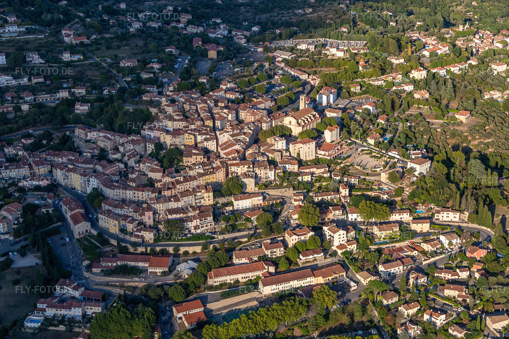 Luftbild: Ortsansicht in Fayence im Bundesland Var in Frankreich. Foto: IMG_129430.jpg vom 18.09.2021 durch Werner Riehm/FLY-FOTO.de