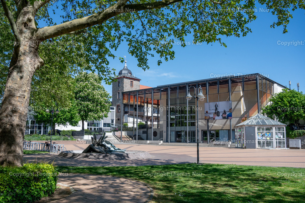 Bensheim-Buergerhaus-KuKO-Fotografie-Thomas-Neu | Das Bürgerhaus in Bensheim Kultur und Konkresszentrum, mit dem Beauner Platz  im Frühling, im Hintergrund der Turm des Dalberger Hofes und das Parktheater, ,Bild: THomas Neu