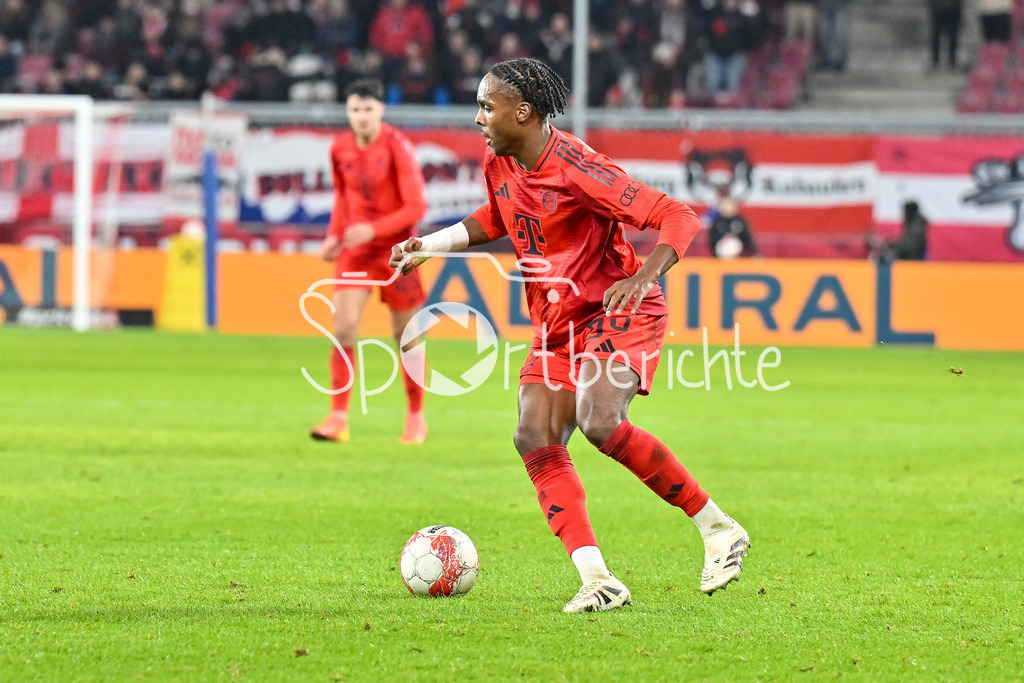 RB Salzburg - FC Bayern München | am BAll Mathys TEL (FC Bayern Muenchen 39) / Freisteller / Einzelfoto / Testspiel: RB Salzburg - FC Bayern Muenchen, Red Bull Arena am 06.01.2025
