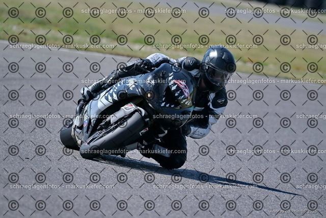 26BT02-1010 | markuskiefer.com - Realisiert mit Pictrs.com