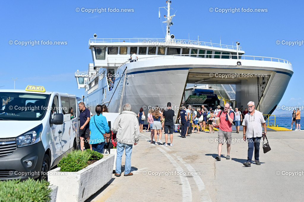 Kroatien_ Bra__ Split_ Faehre_ 09.08.2023-9 | 09.08.2023, Kroatien, HRV, Brač, Insel in Dalmatien im Bild Ferry Port, Trajekt, Faehre, Jadrolinija, Urlauber, Touristen, Ankunft, Hafen