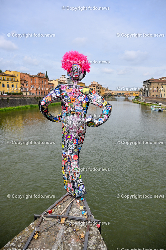 Italien_ Toscana_ Florenz_ 30.05.2024-93 | 30.05.2024, Italien, ITA, Toskana, Florenz im Bild Stadtansichten, Gebäude, Architektur, Touristen, Historisch, Souvenir, Altstadt, Museum, Statuen, Skulpturen, Piazza della Signoria, Statue David, Palazzo Vecchio, Neptunbrunnen, Piazza della Repubblica, Ponte Vecchio, Brücke, Uffizien, Kathedrale Santa Maria del Fiore, Arno, Fluß


Florenz, Firenze, ist eine italienische Großstadt. Nach Einwohnern ist sie die achtgrößte Stadt Italiens. Florenz ist die Hauptstadt sowie größte Stadt der Region Toskana und der Metropolitanstadt Florenz, in der etwa eine Million Menschen leben. Florenz ist für seine Geschichte berühmt. Leonardo da Vinci verbrachte große Teile seiner Jugend in Florenz, Michelangelo fand Unterschlupf in der Kirche der Medici, Galileo Galilei wohnte als Hofmathematiker in den Palästen der Medici. Von 1865 bis 1871 war die Stadt die Hauptstadt des neu gegründeten Königreichs Italien. Das historische Zentrum von Florenz zieht Jahr für Jahr Millionen von Touristen an. Die historische Innenstadt wurde von der UNESCO im Jahre 1982 zum Weltkulturerbe erklärt. 
Quelle: Wikipedia
