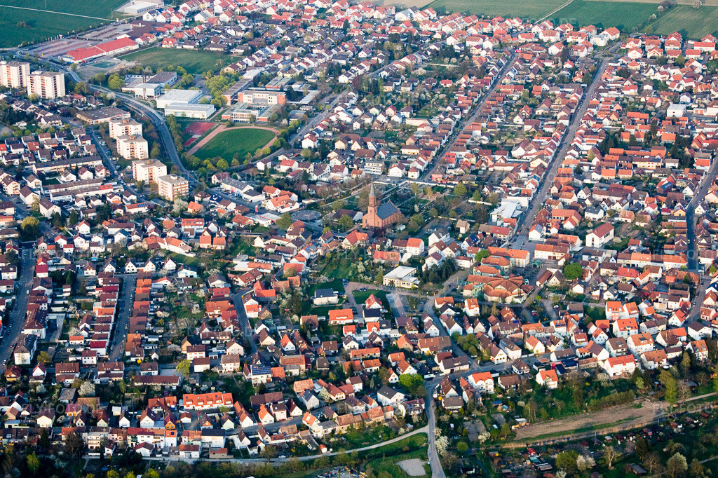 Luftbild: Innenstadt von Westen im Ortsteil Linkenheim in Linkenheim-Hochstetten im Bundesland Baden-Württemberg in Deutschland. Foto: IMG_17572.jpg vom 10.04.2009 durch Werner Riehm/FLY-FOTO.de