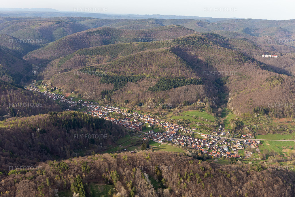 Luftbild:  in Eußerthal im Bundesland Rheinland-Pfalz in Deutschland. – Foto: IMG_131118.jpg vom 12.04.2022 durch Werner Riehm/FLY-FOTO.de – Auflösung des Originals: 5472 x 3648 px – WWW.EUSSERTHAL.DE