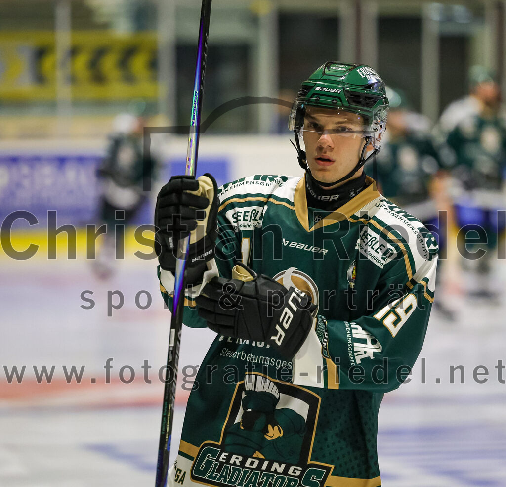 2025-08-22_006_TSV_Erding_gegen_EV_Fuessen | Erding, Deutschland, 22.08.2025:Eishockey, Oberliga Süd 2025 / 2026, Testspiel, TSV Erding gegen EV Füssen, Endergebnis: 1:4Dennis Henter (Erding Gladiators, #19)Foto: Christian Riedel / fotografie-riedel.net