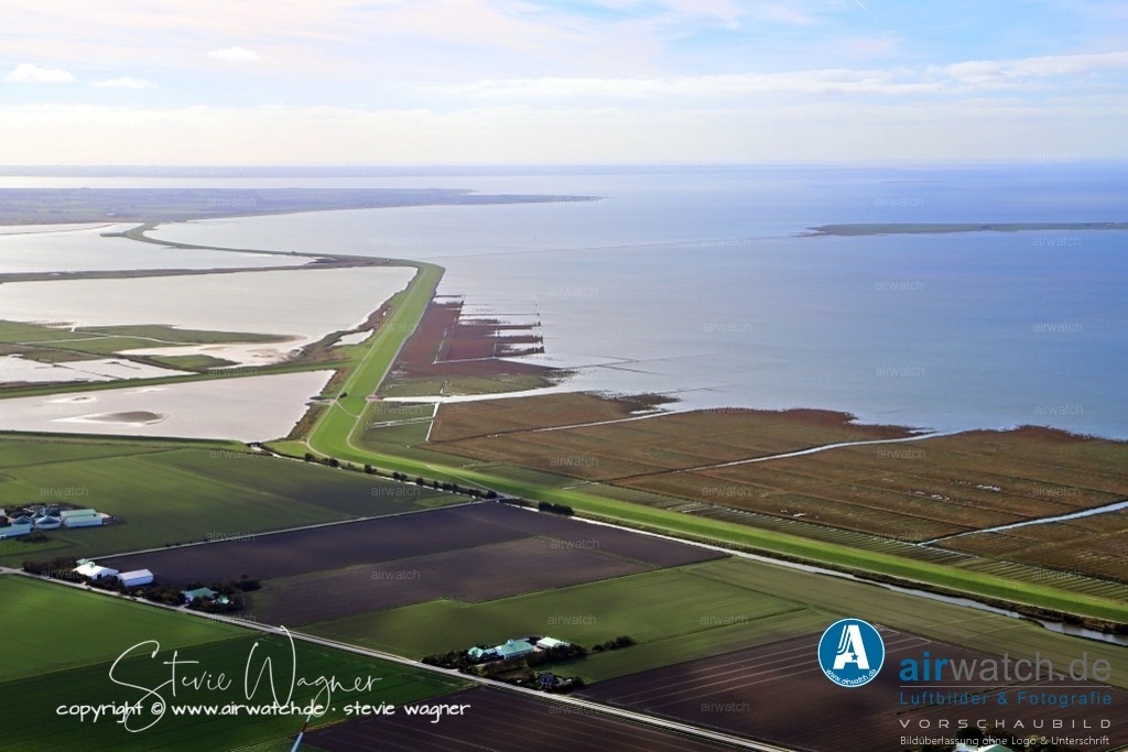Luftbilder-Nordfriesland--Husum-Reussenköge-Kuestenlinie-Landgewinnung-airwatch-wagner-IMG_1906 | Heute ist der Bürgerwindpark Reußenköge mit einer Gesamtnennleistung von 302 MW der größte Bürgerwindpark in Europa und einer der größten weltweit.