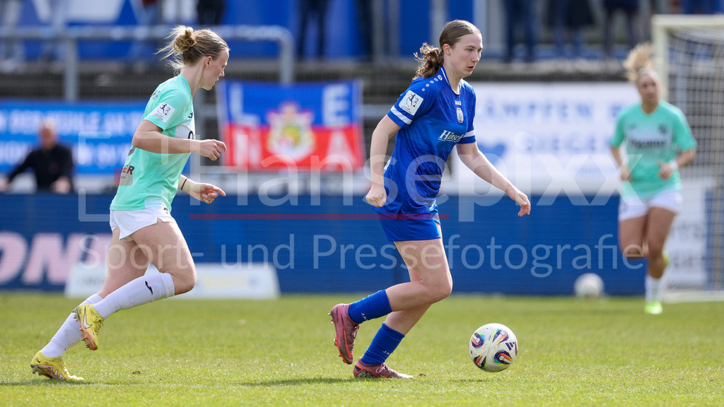 Fussball, 2. Frauen-Bundesliga, SV Meppen - SC Sand | v.li.: Milena Fischer (SC Sand, 6) und Laura Bröring (SV Meppen, 6) im Zweikampf, Duell, Dynamik, Aktion, Action, Spielszene, DIE DFB-RICHTLINIEN UNTERSAGEN JEGLICHE NUTZUNG VON FOTOS ALS SEQUENZBILDER UND/ODER VIDEOÄHNLICHE FOTOSTRECKEN. DFB REGULATIONS PROHIBIT ANY USE OF PHOTOGRAPHS AS IMAGE SEQUENCES AND/OR QUASI-VIDEO.