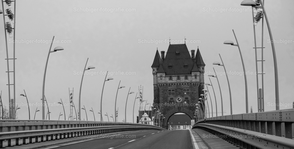 Nibelungenbrücke | Als Nibelungenturm wird der einzig verbliebene Brückenturm der Nibelungenbrücke in Worms bezeichnet. Er ist eines der wenigen erhaltenen Beispiele für einen Brückenturm.[1] - Realisiert mit Pictrs.com