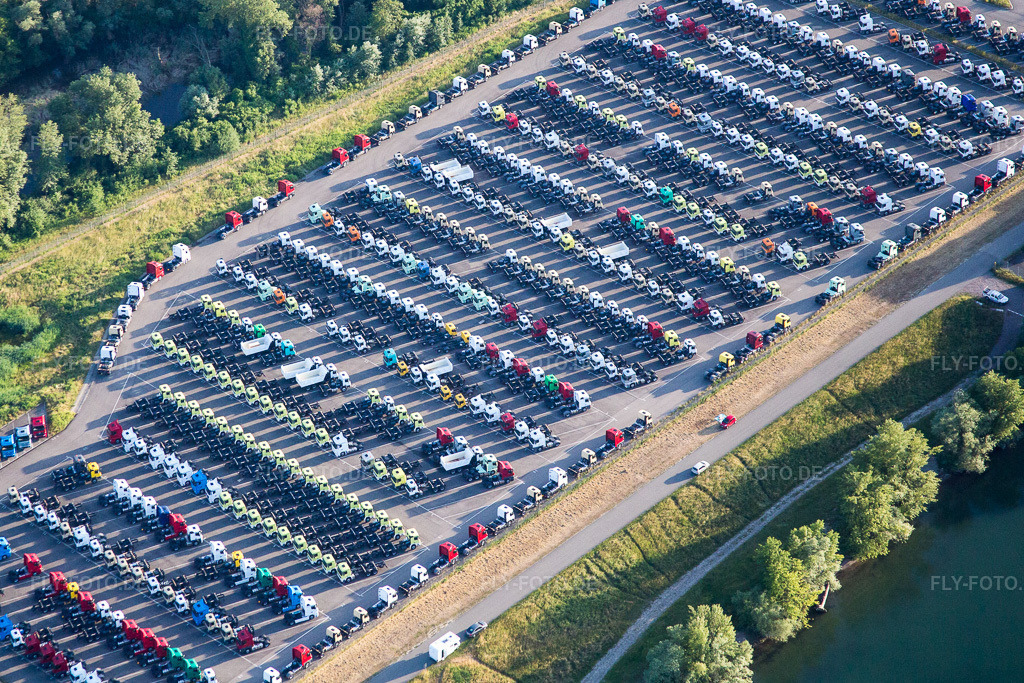 Luftbild: Abstellflächen für neue LKW-Zugfahrzeuge der Daimler Automobilwerke am Rhein im Ortsteil Maximiliansau in Wörth im Bundesland Rheinland-Pfalz in Deutschland. Foto: IMG_080864.jpg vom 13.06.2015 durch Werner Riehm/FLY-FOTO.de