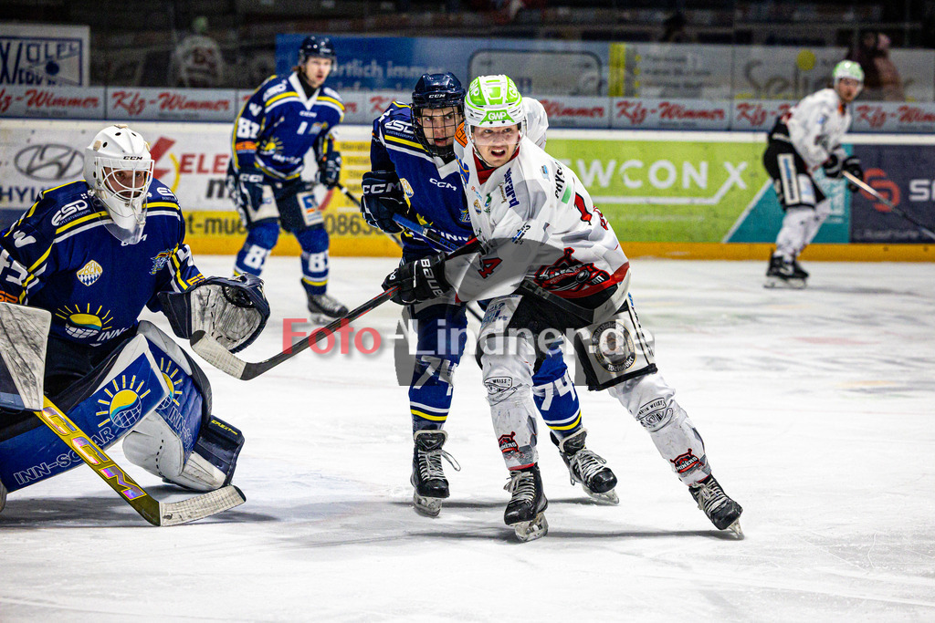 EHC Waldkraiburg LÖWEN gegen Peißenberg MINERS | Eishockey Bayernliga 2025/26 Pre-Playoff Spiel 3, EHC Waldkraiburg LÖWEN gegen Peißenberg MINERS, 20260203,Zweikampf,2026-02-03 in Waldkraiburg (Raiffeisen Arena), Florian HÖFLER (MINERS 14), Florian MAIERHOFER (EHC Waldkraiburg 74), Maximilian ENGELBRECHT (EHC Waldkraiburg Goali 45)Copyright: WolfgangxLindner www.foto-lindner.de