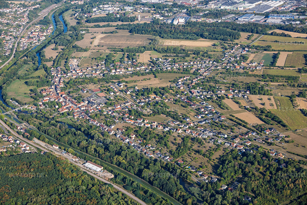 Luftbild: Ortsansicht von Südosten in Sarreinsming im Bundesland Moselle in Frankreich. – Foto: IMG_158740.jpg vom 14.08.2026 durch Werner Riehm/FLY-FOTO.de – Auflösung des Originals: 6000 x 4000 px