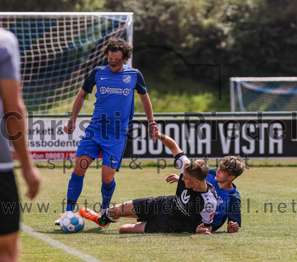 2023-07-22_093_FC_Langengeisling_gegen_VfB_Eichstaett_II | Erding, Deutschland, 22.07.2023:
Fußball, Bezirksliga Oberbayern Ost 2023 / 2024, Testspiel, FC Langengeisling gegen VfB Eichstätt II, Endergebnis: 3:2

Fabian Aigner (FC Langengeisling, #19), Siegfried Kübler (VFB Eichstätt, #32), Diart Tahiri (FC Langengeisling, #16)

Foto: Christian Riedel / fotografie-riedel.net