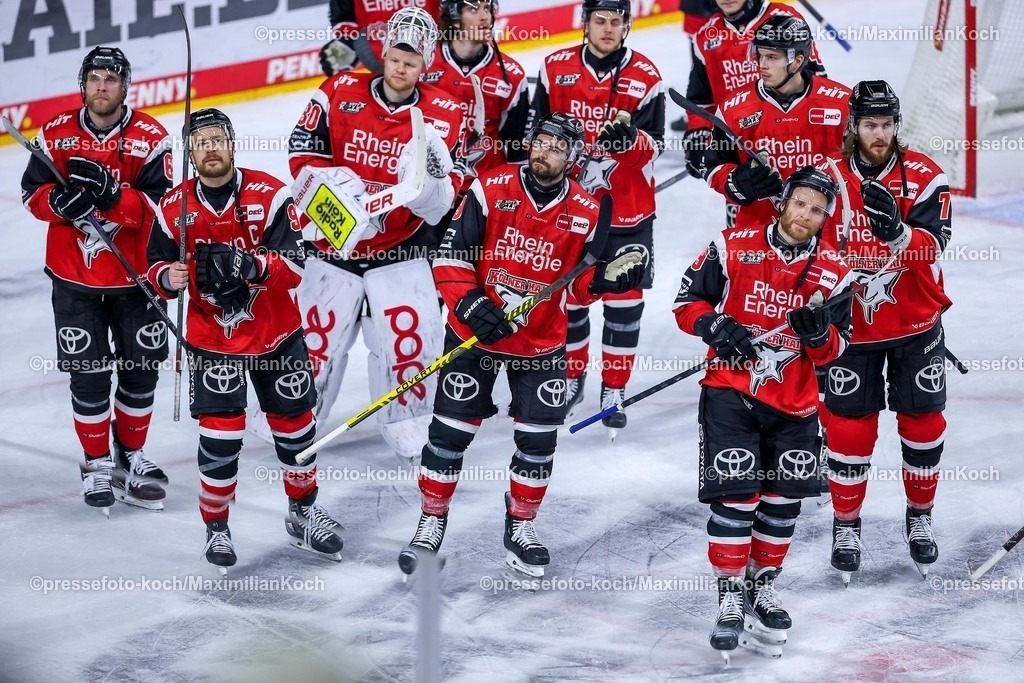 KEC20042601080 | 20.04.2026, Eishockey, DEL Halbfinale Play-Offs, Kölner Haie - Eisbären Berlin, Spiel 6, Lanxess-Arena Köln: Enttäuschte Gesichter nach der 1:4 Niederlage bei den Kölner Heien. enttäuscht Enttäuschung  Nate Schnarr (Kölner Haie #76) Moritz Müller (Kölner Haie #91) Goalie Janne Juvonen (Kölner Haie #30) Maximilian Kammerer (Kölner Haie #09) Frederik Storm (Kölner Haie #19) Ryan MacInnis (Kölner Haie #77) 