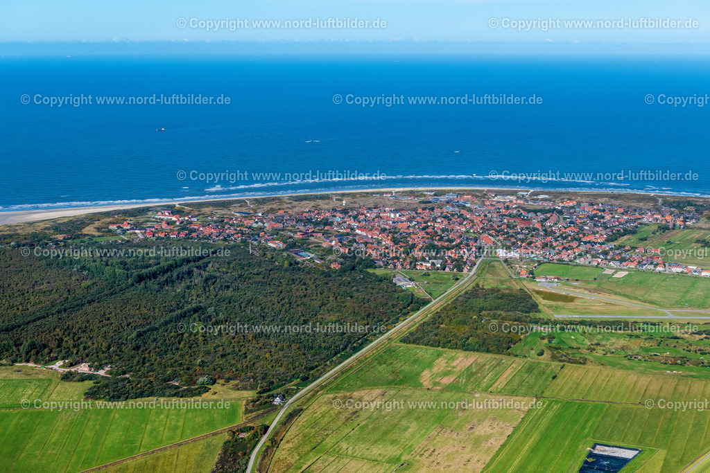 Langeoog_ELS_6221091022 | LANGEOOG 09.10.2022 Ortsansicht an der Meeres-Küste der Nordsee in Langeoog auf der Insel Langeoog im Bundesland Niedersachsen, Deutschland. // Town view on the sea coast of the North Sea in Langeoog on the island of Langeoog in the state Lower Saxony, Germany. Foto: Martin Elsen