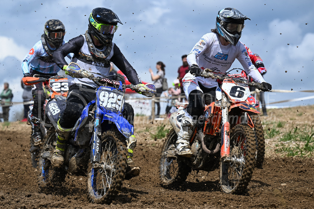 Motocross Schlatt bei Winterthur - 29. April 2023 | #929 Bruendler Adrian aus Uhwiesen (CH) auf Yamaha und #6 Badertscher Leo aus Rudolfigen (CH) auf KTM in der Kategorie MX2 am Motocross Schlatt bei Winterthur, 29. April 2023.
Instagram: @mx_schlatt | @mc_wila | @sam_schweiz
Bild: Sportfotografie Markus Aeschimann | www.markus-aeschimann.ch - Realisiert mit Pictrs.com