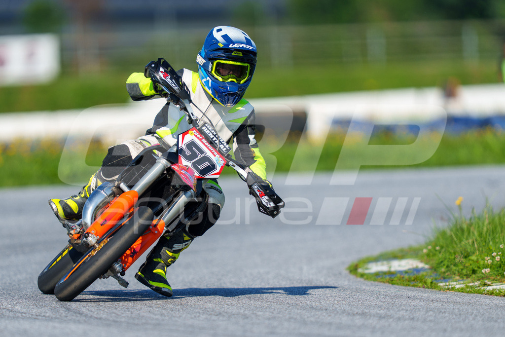SuperMoto_Staatsmeisterschaft_Greinbach_006 | GRIPcapture steht für authentische Sportfotografie in Österreich – für Momente, die mehr sind als Geschwindigkeit oder Ergebnis. Es geht um Emotion, Spannung, Fokus und den Augenblick, der oft nur einen Wimpernschlag dauert.Ob Motorsport, Teamsport oder 