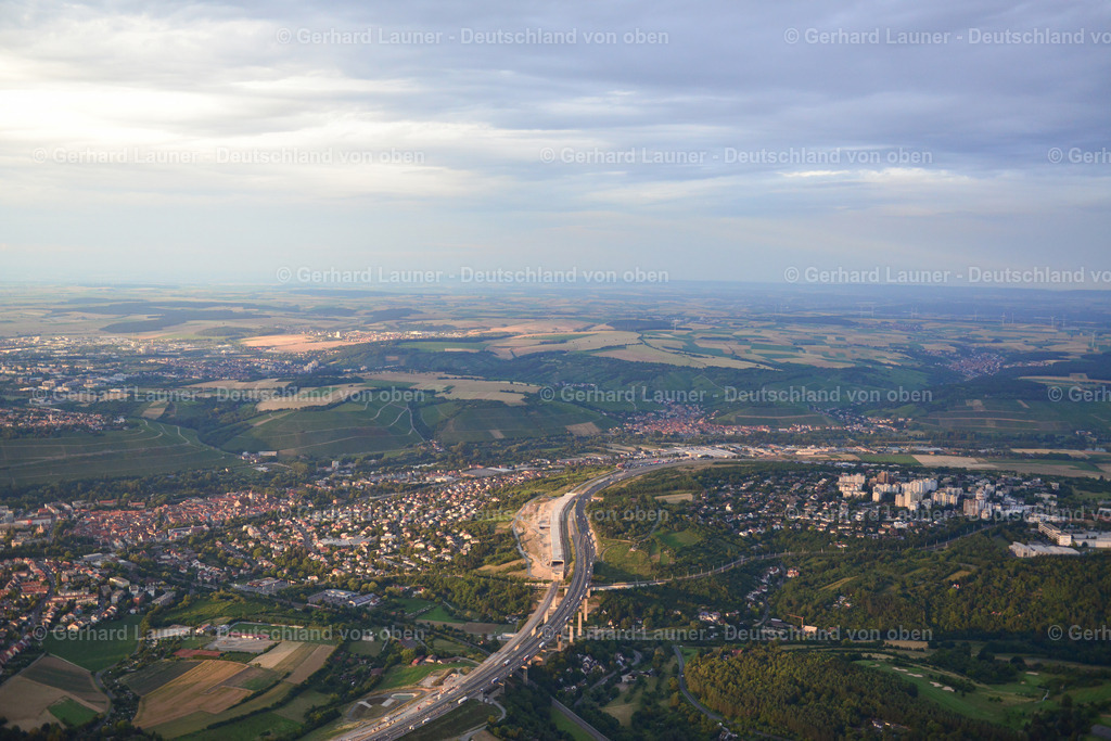 3620229 | Heidingsfeld und Heuchelhof getrennt durch die Autobahn in Fränkischer Landschaft