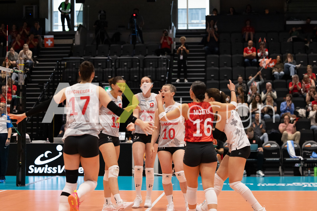 Georgia v Switzerland - CEV European League Women | KRIENS, SWITZERLAND - JUNE 12: ORIANE HÄMMERLI of Switzerland, FIONA MAEDER of Switzerland, ALIX DE MICHELI of Switzerland, FABIANA MOTTIS of Switzerland, JULIE LENGWEILER of Switzerland celebrating during the CEV European League match between Georgia and Switzerland at Pilatus Arena on June 12, 2026 in Kriens, Switzerland. - Realisiert mit Pictrs.com
