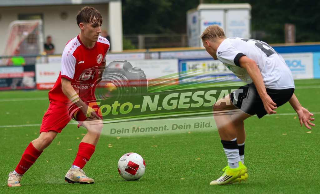 FC RW Kirchlengern - Post TSV Detmold | Auf dem Bild zu sehen: Rot FC RW Kirchlengern: Julian Zähler ; weiß TuS Ahmsen: Jannik Müntener FC RW Kirchlengern, TuS Ahmsen, Saison 26/27, Testspiel, Deutschland - Realisiert mit Pictrs.com