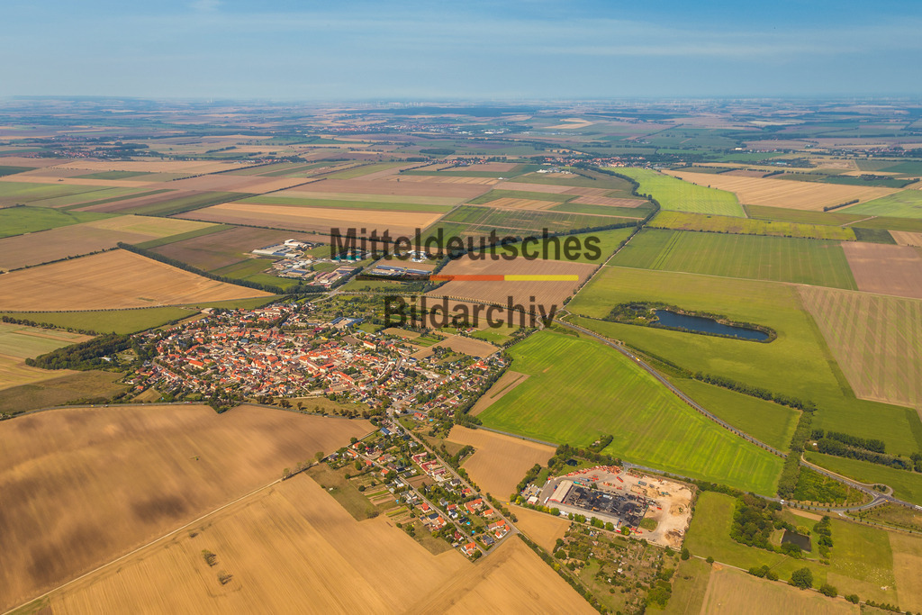 39_Kroppenstedt_Containertransporte-8504 | Diese Luftaufnahme zeigt einen Ort im Landkreis Börde aus der Vogelperspektive. Das Bild entstand aus einem Tragschrauber und vermittelt einen eindrucksvollen Überblick über die Siedlungsstruktur, die umgebende Landschaft und die charakteristischen Merkmale des Ortes. Die Aufnahme dokumentiert Architektur, Straßenverläufe und Grünflächen aus einer außergewöhnlichen Perspektive und ist Teil des Mitteldeutschen Bildarchivs von Luftbildfotograf Steffen Lehmann.
 - Realisiert mit Pictrs.com