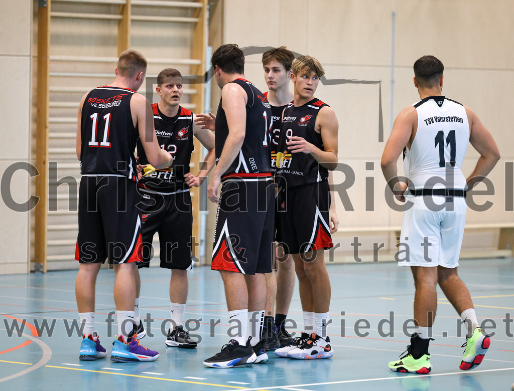2022-10-16_018_TSV_Vaterstetten_gegen_Baskets_Vilsbiburg_2 | Vaterstetten, Deutschland, 16.10.2022:
Basketball, Bayernliga Herren Südost 2022 / 2023, 1. Spieltag, TSV Vaterstetten gegen Baskets Vilsbiburg 2, Endergebnis: 83:64

A. Bugajeu (Baskets Vilsbiburg, #11), T. Berger (Baskets Vilsbiburg, #12), M. Engel (Baskets Vilsbiburg, #14), D. Esch (Baskets Vilsbiburg, #13), M. Urbanke (Baskets Vilsbiburg, #9), C. Balszuweit (TSV Vaterstetten, #11)

Foto: Christian Riedel / fotografie-riedel.net