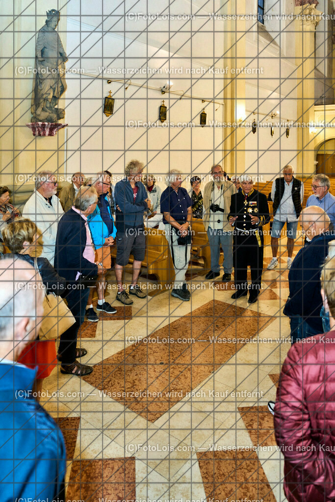 ALP3909_Jeanne de Ferrette_Kranzniederlegung_Grabplatte_Hildebrand | (C)FotoLois.com, Alois Spandl, 700stes Hochzeitsjubiläum - Albrecht II. mit Johanna von Pfirt in Thann (FR) im März 2024. Empfang des Organistionskommitees aus der Region Ferrette (Pfirt)/Thann aus dem Elsass mit Empfang durch die Stadtgemeinde und Bezirkshauptmannschaft Scheibbs im Schloss Scheibbs und anschließender Kranzniederlegung in der Kartausenkirche über der Krypta des Gründerehepaares durch Mitglieder des Templer Ordens im Beisein von Mitgliedern der Goldhaubengruppen, Fr 22. September 2023.