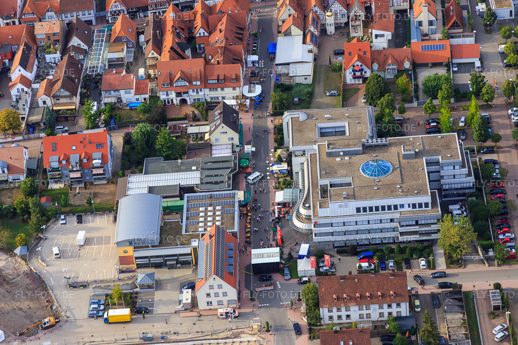 Luftbild: Verbandsgemeinde Verwaltung Kandel und Sparkasse Südpfalz in Kandel im Bundesland Rheinland-Pfalz in Deutschland. Foto: IMG_084074.jpg vom 29.08.2015 durch Werner Riehm/FLY-FOTO.deWWW.KANDEL.DE