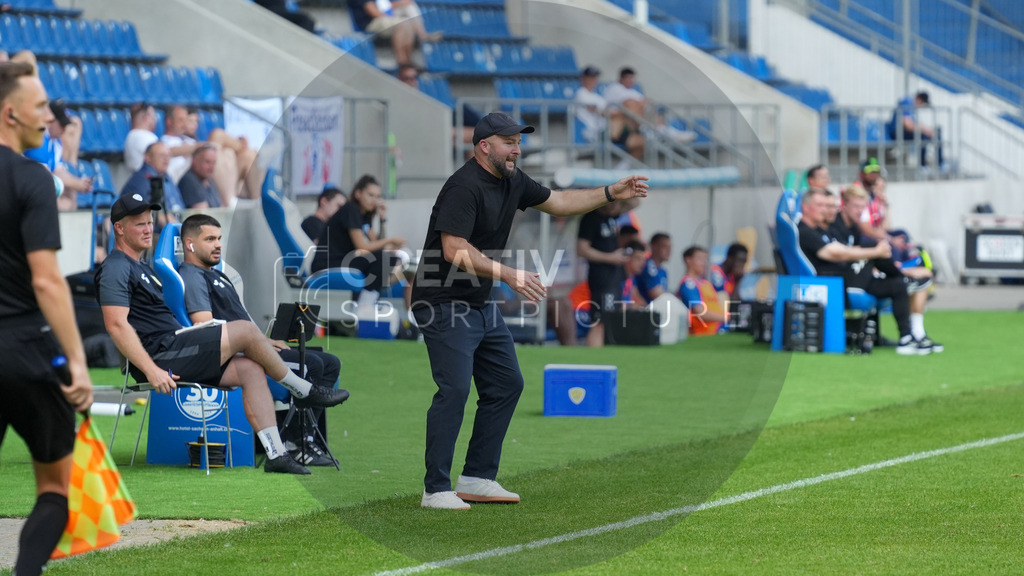 Fußball, Herren, Saison 2025/2026, Regionalliga Nordost, 3. Spieltag, 1.FC Magdeburg II vs. FSV 63 Luckenwalde, Samstag 09.08.2025, Avnet Arena Magdeburg | Fußball, Herren, Saison 2025/2026, Regionalliga Nordost, 3. Spieltag, 1.FC Magdeburg II vs. FSV 63 Luckenwalde, Samstag 09.08.2025, Avnet Arena Magdeburg, Im Bild: Michael Braune (Cheftrainer Luckenwalde) aktiv an der Seitenlinie. - Realisiert mit Pictrs.com