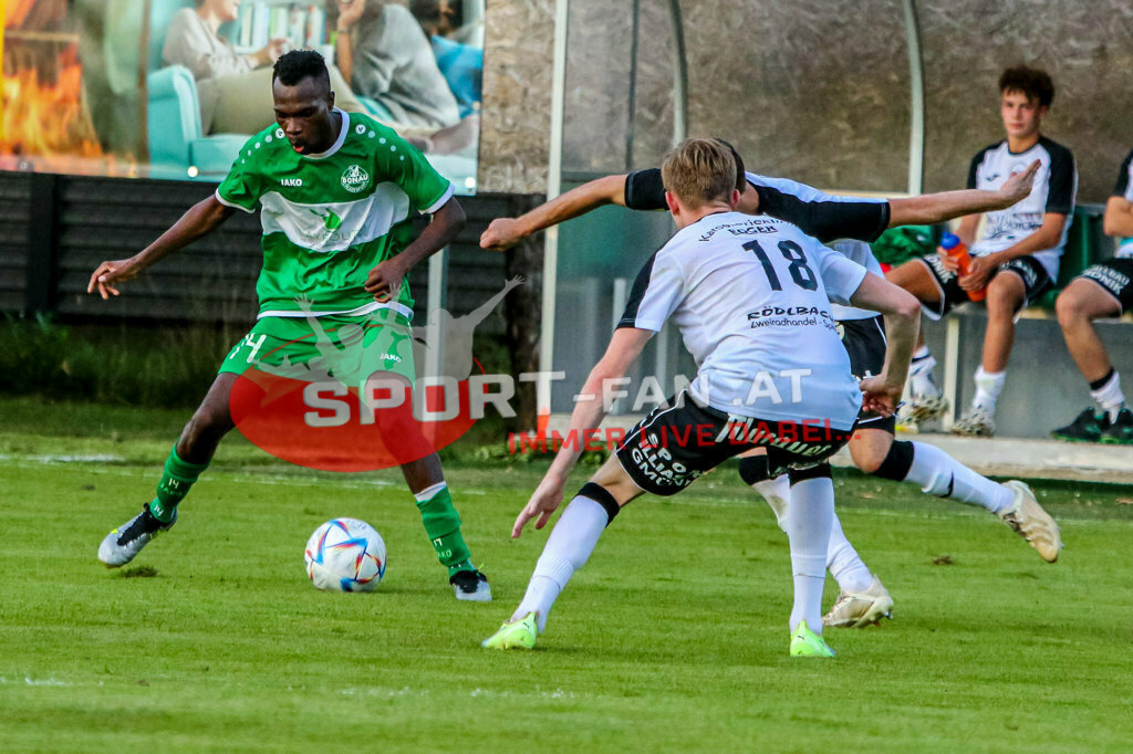 SV Donau - FC Lendorf 0-0, Kärntner Liga 3. Runde | Boyo Jarjue (SV Donau Klagenfurt #14) Joseph Rainer (FC Lendorf #18) SV Donau - FC Lendorf 0-0 am 12.08.2023 in Klagenfurt
(Sportplatz SV Donau), Austria, (Photo by Ernst Krawagner sport-fan.at) - Realisiert mit Pictrs.com