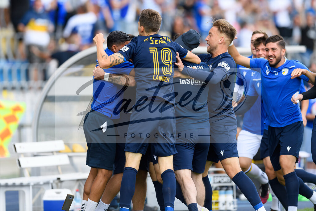JENKOE20210808_012 | Fussball, Herren: Maximilian Wolfram (FC Carl Zeiss Jena) Torjubel, jubelt mit seiner Mannschaft nach dem Treffer zum 1:0 beim Spiel der 1. Runde im DFB-Pokal zwischen FC Carl Zeiss Jena und 1. FC Koeln im Ernst-Abbe-Sportfeld am 08.08.2021 in Jena, Deutschland.DFB / DFL REGULATIONS PROHIBIT ANY USE OF PHOTOGRAPHS AS IMAGE SEQUENCES AND/OR QUASI-VIDEO. - Realisiert mit Pictrs.com