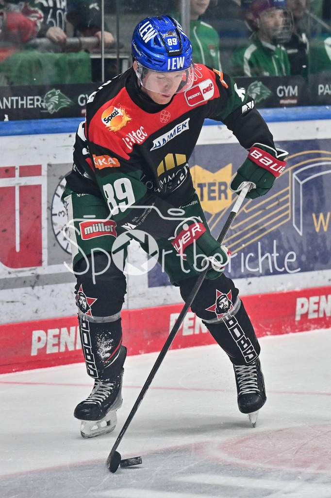 Augsburger Panther - Löwen Frankfurt  | am Puck Mark ZENGERLE (Augsburger Panther #89) / Freisteller / Einzelfoto / DEL: Augsburger Panther - Loewen Frankfurt, Curt Frenzel Stadion am 12.01.2025