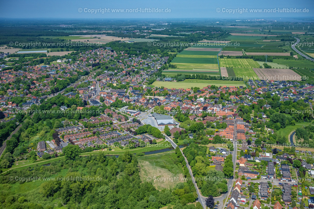 Horneburg_Ortsansicht_ELS_7748280523 | HORNEBURG 28.05.2023 Ortsansicht der Straßen und Häuser der Wohngebiete in Horneburg im Bundesland Niedersachsen, Deutschland. // Town View of the streets and houses of the residential areas in Horneburg in the state Lower Saxony, Germany. Foto: Martin Elsen