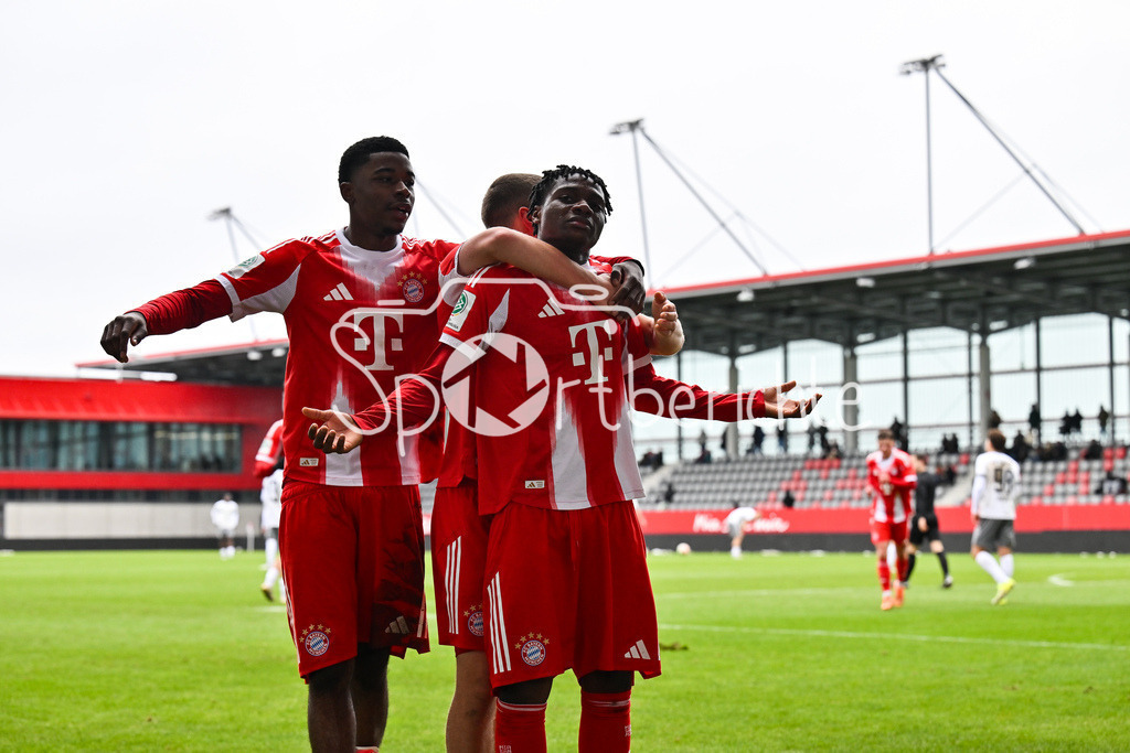 FC Bayern München - Berliner Athletik Klub | MUNICH, GERMANY - 21. FEBRUARY: Jubel der Bayern nach dem Treffer zum 4-1 durch Uzorchukwu EGWUATU (FC Bayern München 7) / Tor / Torschuetze / Freude / Happy während dem Spiel zwischen der U19 des FC Bayern München und der U19 des Berliner Athletik Klubs am 3. Spieltag der DFB-U19 Nachwuchsliga am FC Bayern Campus
