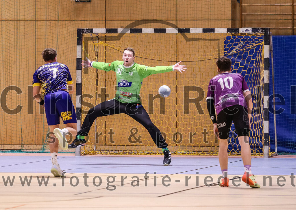 2024-12-14_111_SpVgg_Altenerding_gegen_MTV_Pfaffenhofen | Erding, Deutschland, 14.12.2024:Handball, Bezirksoberliga Männer 2024 / 2025, 10. Spieltag, SpVgg Altenerding gegen MTV Pfaffenhofen, Endergebnis: 32:30Lukas Loibl (MTV Pfaffenhofen, #7), Torwart Ferdinand Mayer (SpVgg Altenerding, #97), Tim Steininger (SpVgg Altenerding, #10)Foto: Christian Riedel / fotografie-riedel.net