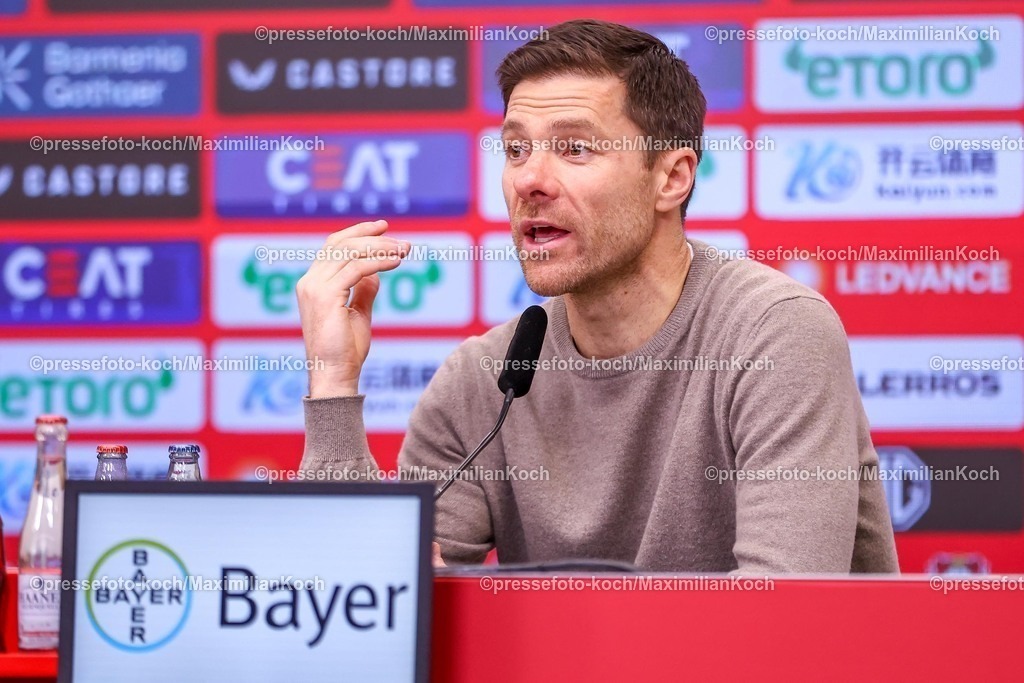 Lev14012501106 | 14.01.2025, Fußball, Bayer 04 Leverkusen - 1. FSV Mainz 05, 1. Fußball Bundesliga, 17. Spieltag, BayArena, Saison 2024 2025: Pressekonferenz mit den Trainern nach dem Spiel - Cheftrainer Xabi Alonso (Bayer 04 Leverkusen Trainer)DFB regulations prohibit any use of photographs as image sequences and or quasi-video.