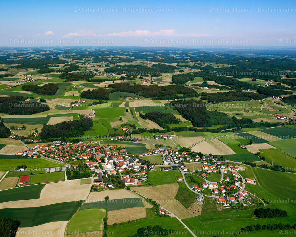 2600910 | PLEISKIRCHEN 09.06.2006 Landwirtschaftliche Nutzflächen und Feldgrenzen  umsäumen das Siedlungsgebiet des Dorfes in Pleiskirchen im Bundesland Bayern, Deutschland // Agricultural land and field boundaries surround the settlement area of the village  in Pleiskirchen in the state Bavaria, Germany Foto: Gerhard Launer