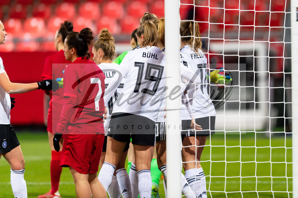 GERTUR20211126_062 | Fussball, Frauen: Sjoeke Nuesken (Germany) Torjubel, jubelt mit ihrem Mannschaft nach dem Treffer zum 7:0 bei dem Spiel der WM-Qualifikation zwischen Deutschland und Tuerkei im Eintracht-Stadion am 26.11.2021 in Braunschweig, Deutschland. - Realisiert mit Pictrs.com