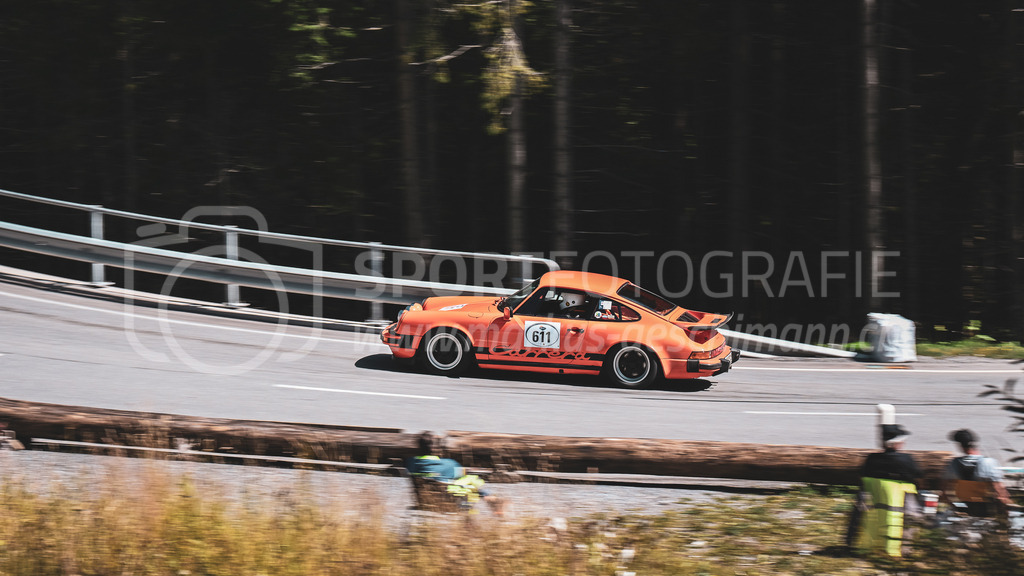 19. Arosa ClassicCar 2023 - 2. September 2023 | 19. Arosa ClassicCar 2023
Arosa, Schweiz
Göhringer Peter aus Karlsruhe mit der Startnummer 611 in einem PORSCHE 911 SC 911, Jahrgang 1976, in der Klasse Demonstration.
@arosaclassiccar, @arosa.official, #arosaclassiccar, #arosa, #76curves, #classiccar
Bild: Sportfotografie Markus Aeschimann | www.markus-aeschimann.ch - Realisiert mit Pictrs.com