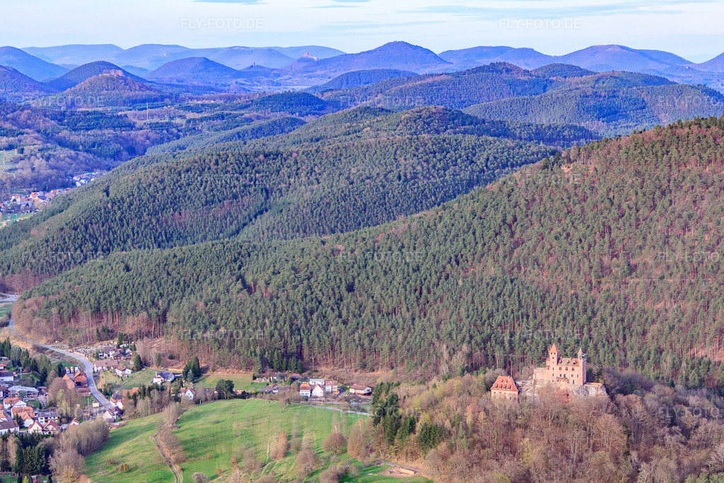Luftbild: Burg Berwartstein in Erlenbach bei Dahn im Bundesland Rheinland-Pfalz in Deutschland. Foto: IMG_56552.jpg vom 17.04.2013 durch Werner Riehm/FLY-FOTO.deAuflösung des Originals: 4653 x 3102 pxBURGBERWARTSTEIN.DE