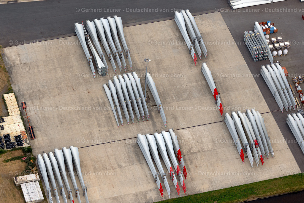 4038525 | EMDEN 09.08.2020 Werksgelände zur Herstellung der Baugruppen und Module für WEA Windenergieanlagen und Windradsegmenten Zum Südkai in Emden im Bundesland Niedersachsen, Deutschland. Weiterführende Informationen bei: Bettels Betonfertigteile GmbH,  Götze Stahl- und Anlagentechnik GmbH. // Factory site for the production of assemblies and modules for wind turbines and wind turbine segments in Emden in the state Lower Saxony, Germany. Further information at: Bettels Betonfertigteile GmbH,  Goetze Stahl- und Anlagentechnik GmbH. Foto: Gerhard Launer