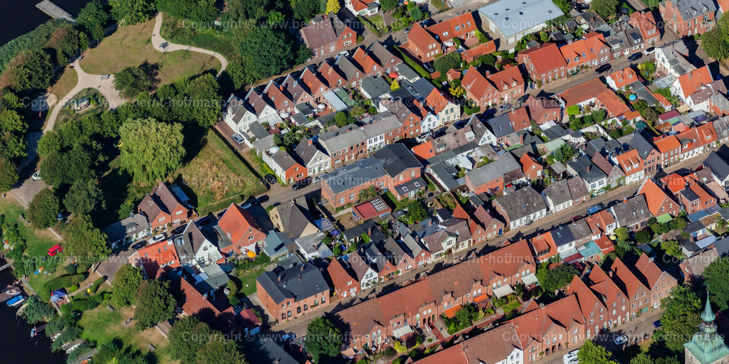 PLB_4868m_Fstadt_max120x60 | LUFTBILD. Friedrichstadt in Nordfriesland ( NF ), Altstadt, Wohnhäuser im Westteil der nordfriesischen Kleinstadt. - Realisiert mit Pictrs.com