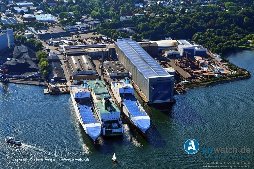 Luftbild Flensburger Foerde, Flensburger Schiffbau Gesellschaft FSG | Derzeit operiert die W.B. Yeats auf den Strecken Dublin–Holyhead (Wochenarbeit) und Dublin–Cherbourg (Wochenende), wobei die Route Dublin–Cherbourg im Sommer und die Route Dublin–Holyhead im Winter genutzt wird. Im Winter wird die Fähre auf der Strecke Dublin–Holyhead eingesetzt, während die Strecke Dublin–Cherbourg im Sommer bedient wird. Die Fähre ist unter der Flagge Zyperns registriert und hat die IMO-Nummer 9809679