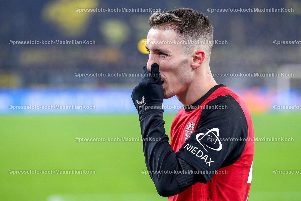BVB10012502293 | 10.01.2025, Fußball, Borussia Dortmund - Bayer 04 Leverkusen, 1. Fußball Bundesliga, 16. Spieltag, Signal Iduna Park, Saison 2024 2025: Alejandro Grimaldo (Bayer04 Leverkusen #20)DFB regulations prohibit any use of photographs as image sequences and or quasi-video.