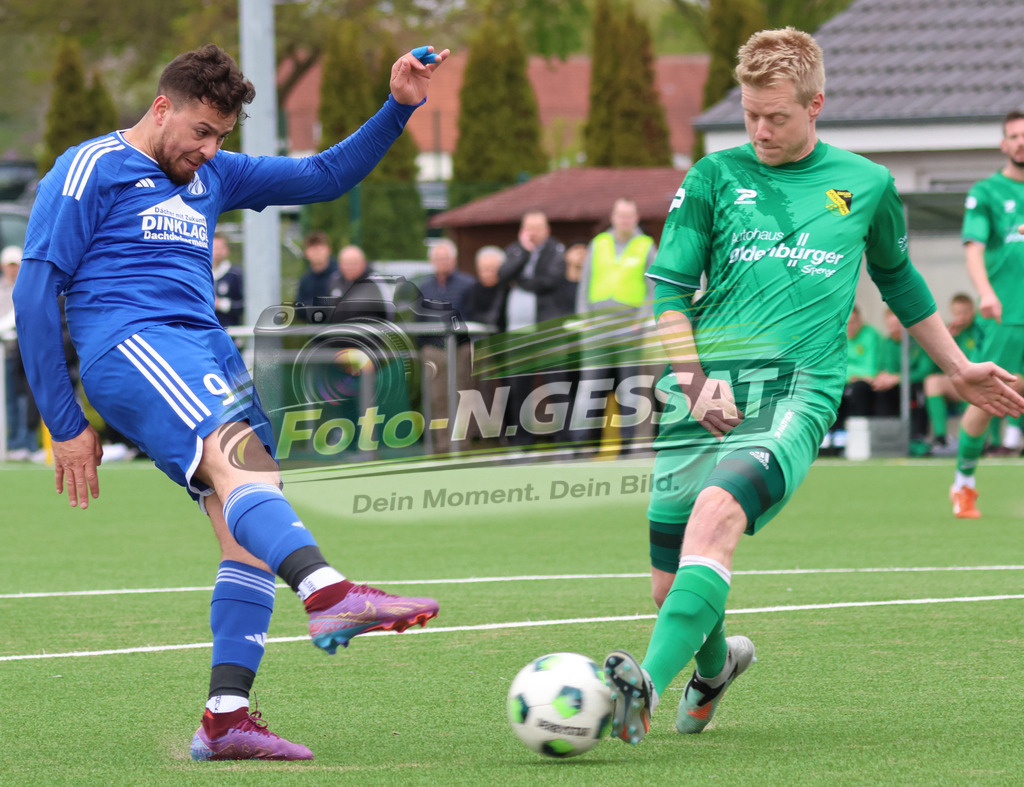 SC Enger - SV Enger-Westerenger | Auf dem Bild zu sehen: grün SC Enger: Dennis Fiedler ; blau SV Enger-Westerenger: Taha Baroude SC Enger, SV Enger-Westerenger, Saison 25/26, Kreisliga A, Enger, Deutschland - Realisiert mit Pictrs.com