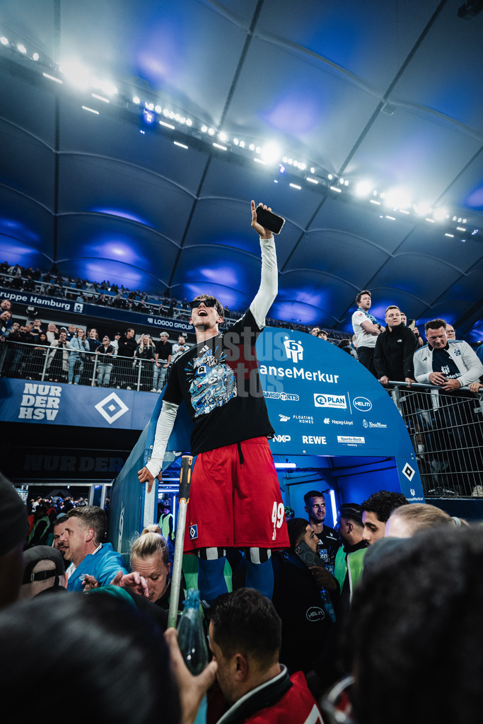 Fußball | Männer | Saison 2024/2025 | 2. Fußball-Bundesliga | 33. Spieltag | Hamburger SV vs. SSV Ulm 1846 | 10.05.2025 | Otto Emerson Stange (#49, HSV) feiert den Aufstieg