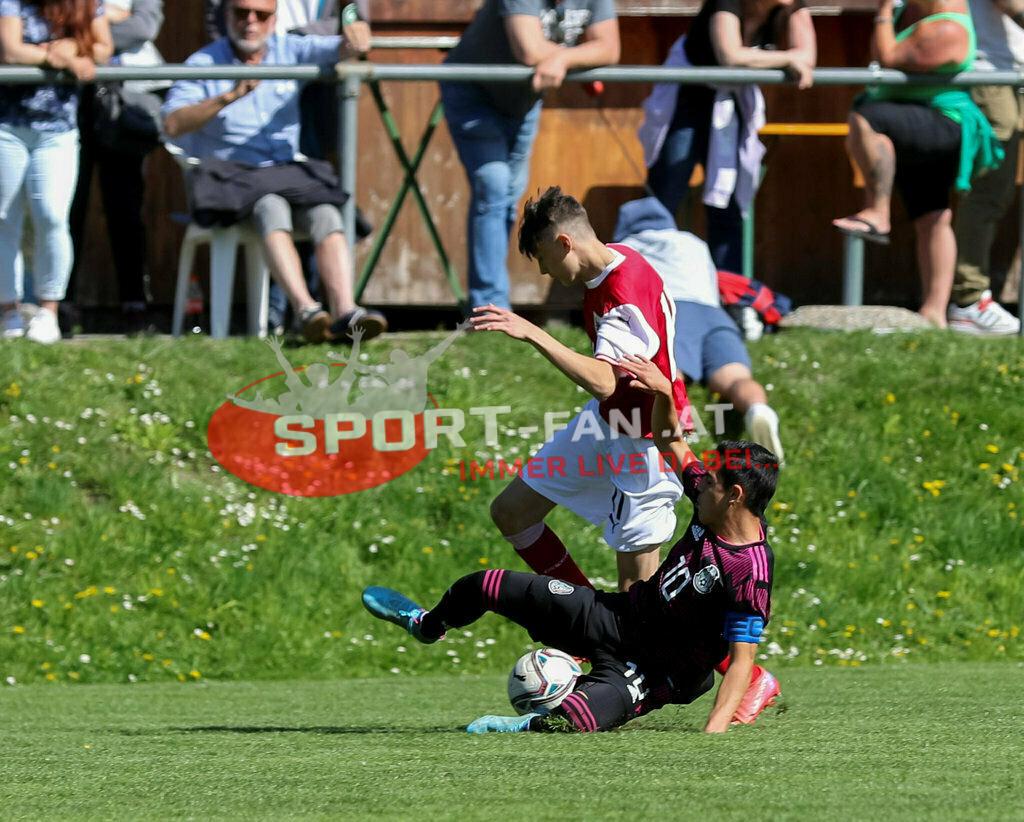 AUSTRIA U15 - MEXICO U15 | PIERRE MOHR (Austria #17) Hugo Figueroa (Mexico #10) ; AUSTRIA U15 - MEXICO U15 am 29.04.2022 in Arnoldstein
(Sportplatz), AUSTRIA, (Photo by Ernst Krawagner sport-fan.at) - Realisiert mit Pictrs.com